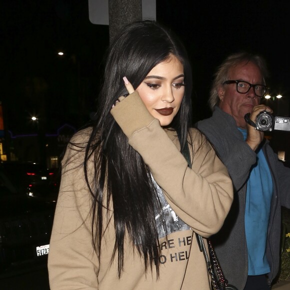 Kendall et Kylie Jenner quittent le Menchie's Frozen Yogurt à Tarzana. Los Angeles, le 4 novembre 2015.