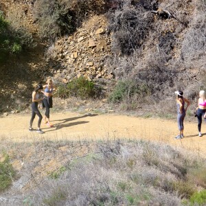 Kendall Jenner, Hailey Baldwin et deux amies se promènent dans les hauteurs de Los Angeles, à Hollywood Hills. Le 3 novembre 2015.