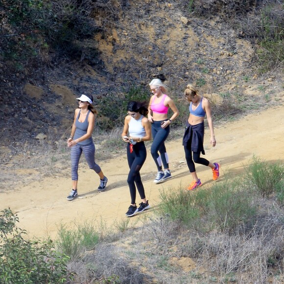 Kendall Jenner, Hailey Baldwin et deux amies se promènent dans les hauteurs de Los Angeles, à Hollywood Hills. Le 3 novembre 2015.