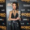 FKA Twigs et son award du Meilleur Clip (pour 'Pendulum') aux Mobo Awards 2015. Leeds, le 4 novembre 2015.