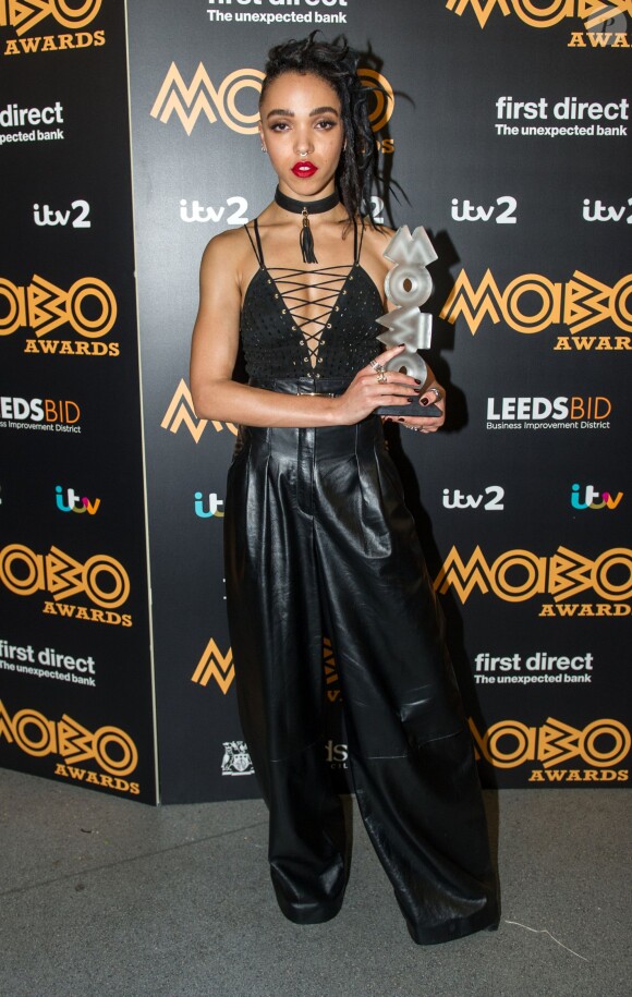 FKA Twigs et son award du Meilleur Clip (pour 'Pendulum') aux Mobo Awards 2015. Leeds, le 4 novembre 2015.
