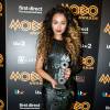 La chanteuse Ella Eyre et son award de Meilleur artiste féminin aux Mobo Awards 2015. Leeds, le 4 novembre 2015.