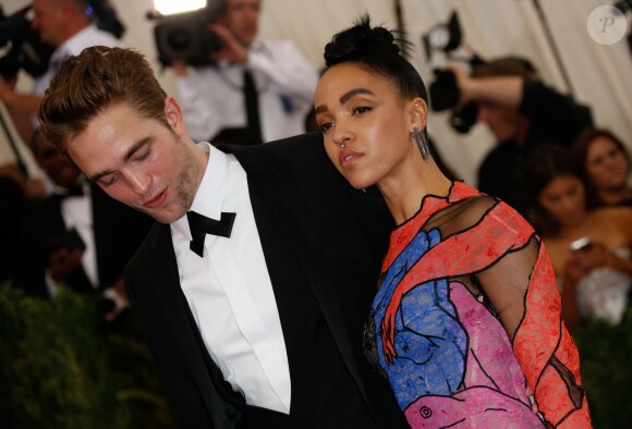 Robert Pattinson et sa compagne Tahliah Debrett Barnett (FKA twigs) au MET Gala 2015 à New York. Le 4 mai 2015.