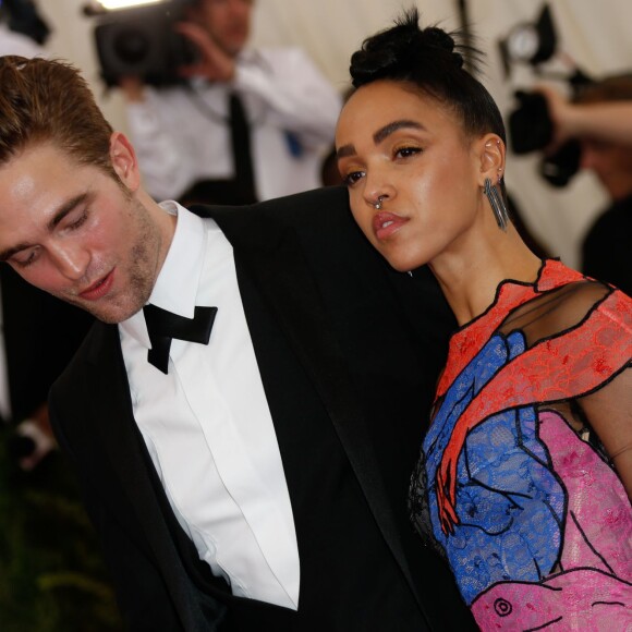 Robert Pattinson et sa compagne Tahliah Debrett Barnett (FKA twigs) au MET Gala 2015 à New York. Le 4 mai 2015.