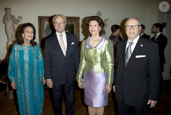 Le roi Carl XVI Gustaf et la reine Silvia de Suède avec le président de Tunisie Beji Caid Essebsi et sa femme Saïda lors du dîner organisé par le président de Tunisie et sa femme au Grand Hôtel à Stockholm le 5 novembre 2015