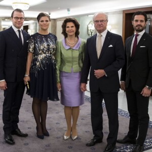 Le prince Daniel, la princesse Victoria, enceinte, la reine Silvia, le roi Carl XVI Gustaf et le prince Carl Philip de Suède lors du dîner organisé par le président de Tunisie et sa femme au Grand Hôtel à Stockholm le 5 novembre 2015