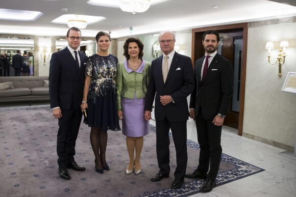 Le prince Daniel, la princesse Victoria, enceinte, la reine Silvia, le roi Carl XVI Gustaf et le prince Carl Philip de Suède lors du dîner organisé par le président de Tunisie et sa femme au Grand Hôtel à Stockholm le 5 novembre 2015
