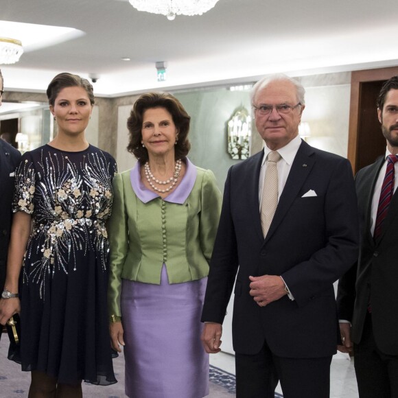 La princesse Victoria, enceinte de cinq mois, prenait part au dîner organisé par le président de Tunisie et sa femme au Grand Hôtel à Stockholm le 5 novembre 2015