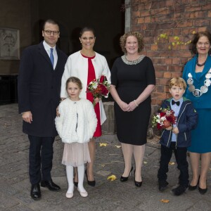 La princesse Victoria de Suède, enceinte de cinq mois, et son mari le prince Daniel prenaient part le 5 novembre 2015 au déjeuner organisé à l'Hôtel de Ville de Stockholm en l'honneur du président tunisien Béji Caïd Essebsi et sa femme Saïda.