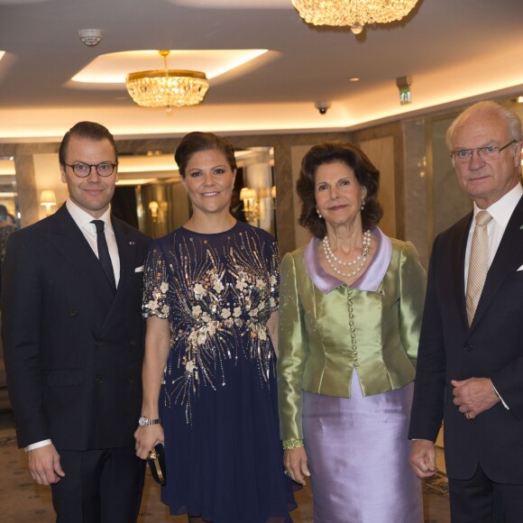 La princesse Victoria de Suède, enceinte, prenait part avec son époux le prince Daniel au dîner offert par le président de la Tunisie Beji Caid Essebsi et sa femme Saïda au Grand Hôtel à Stockholm le 5 novembre 2015