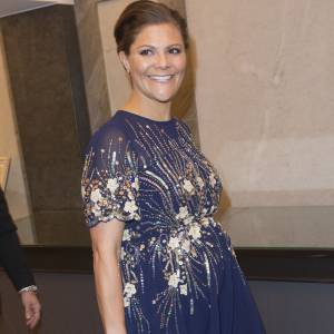 La princesse Victoria de Suède, enceinte, prenait part avec son époux le prince Daniel au dîner offert par le président de la Tunisie Beji Caid Essebsi et sa femme Saïda au Grand Hôtel à Stockholm le 5 novembre 2015