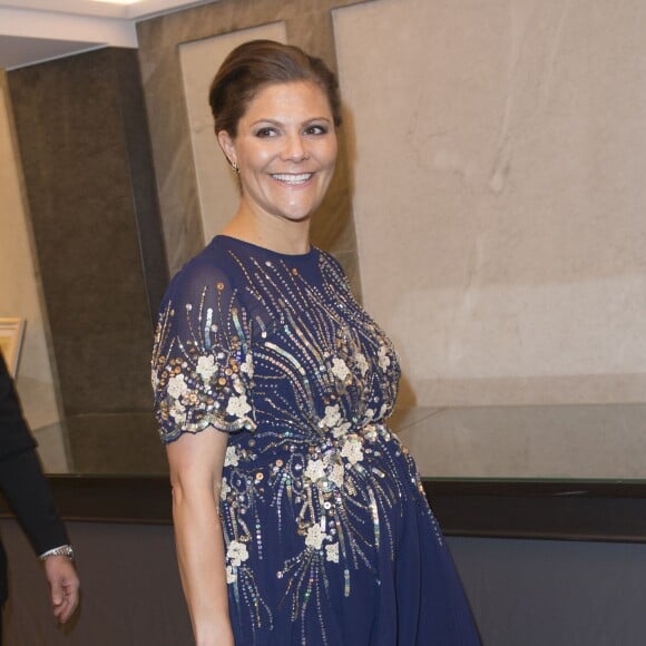 La princesse Victoria de Suède, enceinte, prenait part avec son époux le prince Daniel au dîner offert par le président de la Tunisie Beji Caid Essebsi et sa femme Saïda au Grand Hôtel à Stockholm le 5 novembre 2015