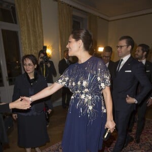 La princesse Victoria de Suède, enceinte, prenait part avec son époux le prince Daniel au dîner offert par le président de la Tunisie Beji Caid Essebsi et sa femme Saïda au Grand Hôtel à Stockholm le 5 novembre 2015