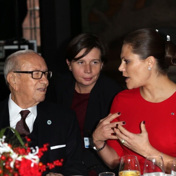 La princesse Victoria de Suède, enceinte, et son mari le prince Daniel prenaient part le 5 novembre 2015 au déjeuner organisé à l'Hôtel de Ville de Stockholm en l'honneur du président tunisien Béji Caïd Essebsi et sa femme Saïda.