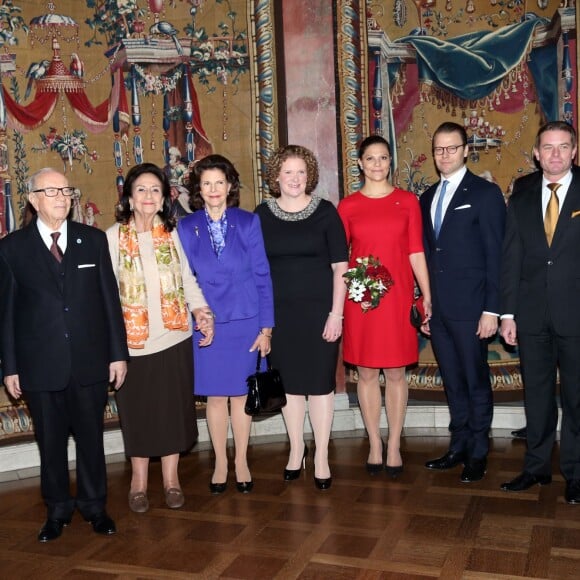 La princesse Victoria de Suède, enceinte, et son mari le prince Daniel prenaient part le 5 novembre 2015 au déjeuner organisé à l'Hôtel de Ville de Stockholm en l'honneur du président tunisien Béji Caïd Essebsi et sa femme Saïda.