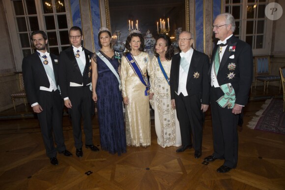 La famille royale de Suède lors du dîner de gala pour la venue du couple présidentiel tunisien, le 4 novembre 2015 au palais à Stockholm.