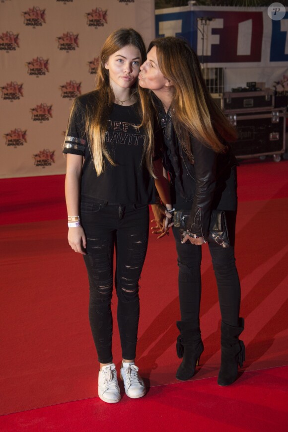 Véronika Loubry et sa fille Thylane Blondeau, sur le tapis rouge de la 17e cérémonie des NRJ Music Awards 2015 à Cannes, le 7 novembre 2015.