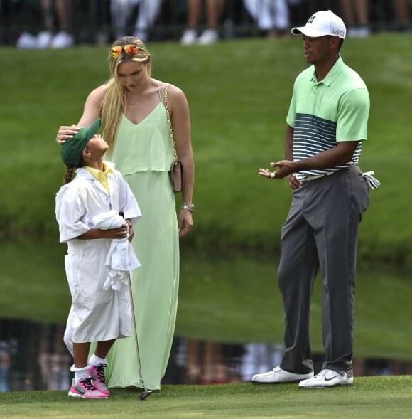 Lindsey Vonn avec Tiger Woods et ses enfants Sam et Charlie lors du Par 3 Contest en marge du Masters d'Augusta, à Augusta, le 8 avril 2015