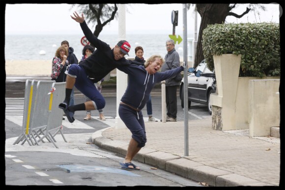 Exclusif - Mister V (Yvick Letexier) et Franck Dubosc sur le tournage du film Camping 3 à Arcachon le 12 octobre 2015. © Alain Guizard / Bestimage