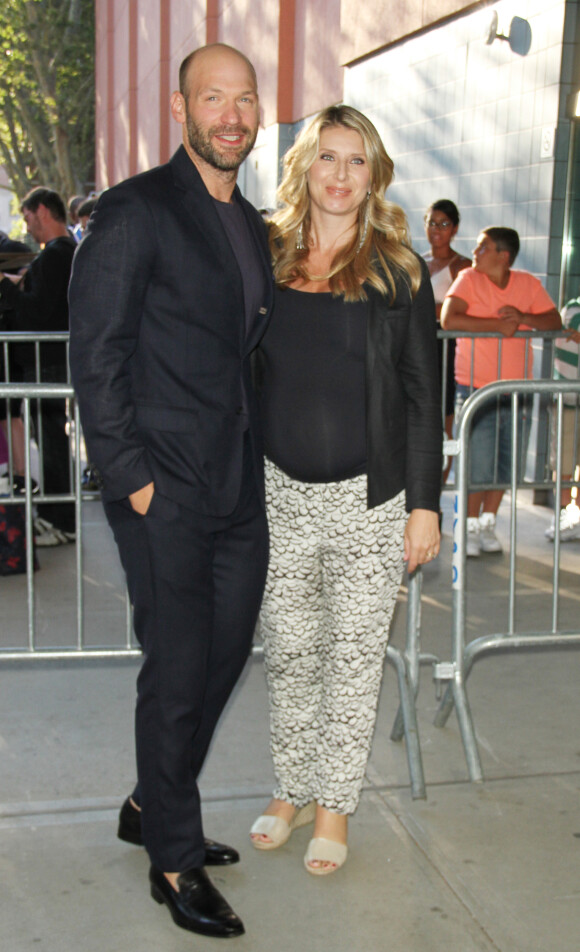 Corey Stoll et sa femme Nadia Bowers, enceinte, lors d'une projection d'Ant-Man en juillet 2015 à New York. Le couple a accueilli en octobre 2015 son premier enfant, un petit garçon.