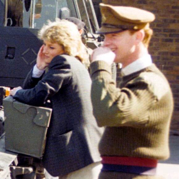 Lady Di et le major James Hewitt, qui ont vécu une histoire d'amour de la fin des années 1980 au début des années 1990, dans une base militaire britannique.