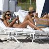 Le mannequin Sandra Kubicka profite d'un après-midi ensoleillé sur la plage de Miami. Le 5 novembre 2015.