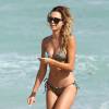 Le mannequin Sandra Kubicka profite d'un après-midi ensoleillé sur la plage de Miami. Le 5 novembre 2015.