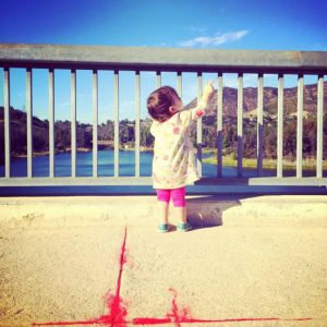 Ashton Kutcher a publié une photo d'une fillette sur Instagram et Twitter, serait-ce sa fille Wyatt ?