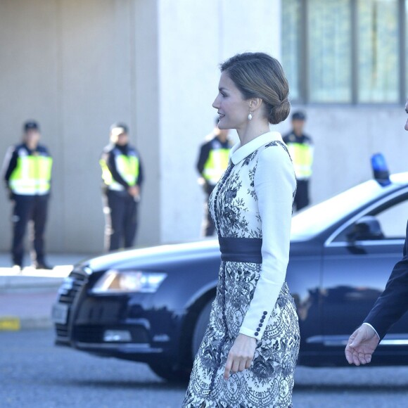 La reine Letizia d'Espagne procédait le 10 novembre 2015 à la remise cérémonielle du drapeau à la Police nationale espagnole, à Avila (centre de l'Espagne).