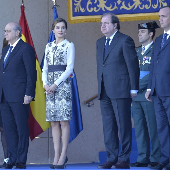 La reine Letizia d'Espagne procédait le 10 novembre 2015 à la remise cérémonielle du drapeau à la Police nationale espagnole, à Avila (centre de l'Espagne).