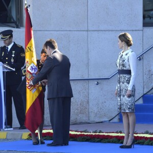 La reine Letizia d'Espagne procédait le 10 novembre 2015 à la remise cérémonielle du drapeau à la Police nationale espagnole, à Avila (centre de l'Espagne).