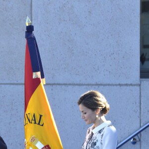 La reine Letizia d'Espagne procédait le 10 novembre 2015 à la remise cérémonielle du drapeau à la Police nationale espagnole, à Avila (centre de l'Espagne).