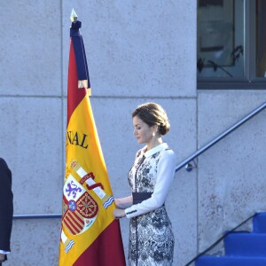 La reine Letizia d'Espagne procédait le 10 novembre 2015 à la remise cérémonielle du drapeau à la Police nationale espagnole, à Avila (centre de l'Espagne).