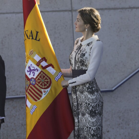 La reine Letizia d'Espagne procédait le 10 novembre 2015 à la remise cérémonielle du drapeau à la Police nationale espagnole, à Avila (centre de l'Espagne).