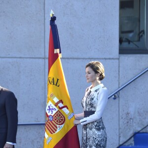 La reine Letizia d'Espagne procédait le 10 novembre 2015 à la remise cérémonielle du drapeau à la Police nationale espagnole, à Avila (centre de l'Espagne).