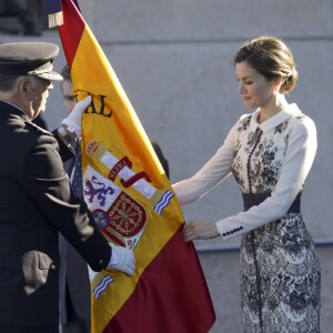 La reine Letizia d'Espagne procédait le 10 novembre 2015 à la remise cérémonielle du drapeau à la Police nationale espagnole, à Avila (centre de l'Espagne).