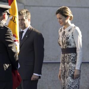 La reine Letizia d'Espagne procédait le 10 novembre 2015 à la remise cérémonielle du drapeau à la Police nationale espagnole, à Avila (centre de l'Espagne).