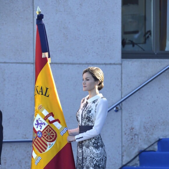 La reine Letizia d'Espagne procédait le 10 novembre 2015 à la remise cérémonielle du drapeau à la Police nationale espagnole, à Avila (centre de l'Espagne).