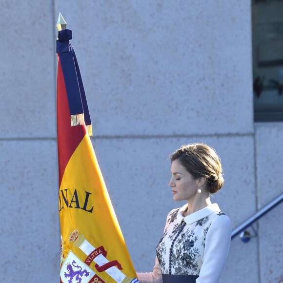 La reine Letizia d'Espagne procédait le 10 novembre 2015 à la remise cérémonielle du drapeau à la Police nationale espagnole, à Avila (centre de l'Espagne).