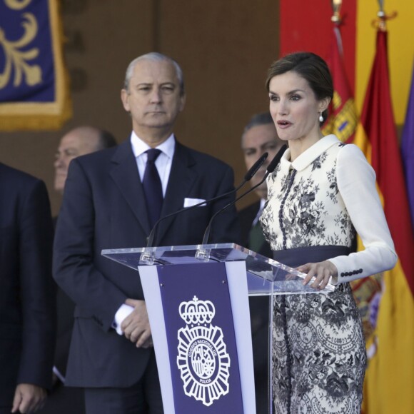 La reine Letizia d'Espagne procédait le 10 novembre 2015 à la remise cérémonielle du drapeau à la Police nationale espagnole, à Avila (centre de l'Espagne).