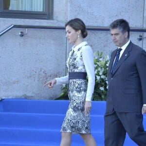 La reine Letizia d'Espagne procédait le 10 novembre 2015 à la remise cérémonielle du drapeau à la Police nationale espagnole, à Avila (centre de l'Espagne).