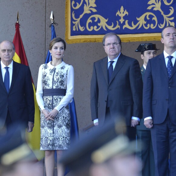 La reine Letizia d'Espagne procédait le 10 novembre 2015 à la remise cérémonielle du drapeau à la Police nationale espagnole, à Avila (centre de l'Espagne).