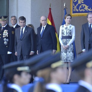 La reine Letizia d'Espagne procédait le 10 novembre 2015 à la remise cérémonielle du drapeau à la Police nationale espagnole, à Avila (centre de l'Espagne).