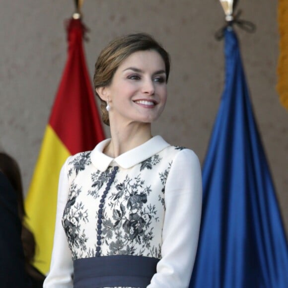 La reine Letizia d'Espagne procédait le 10 novembre 2015 à la remise cérémonielle du drapeau à la Police nationale espagnole, à Avila (centre de l'Espagne).