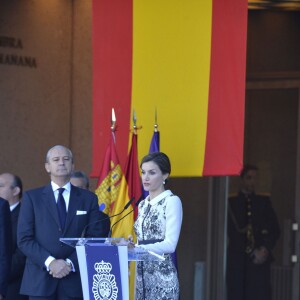 La reine Letizia d'Espagne procédait le 10 novembre 2015 à la remise cérémonielle du drapeau à la Police nationale espagnole, à Avila (centre de l'Espagne).