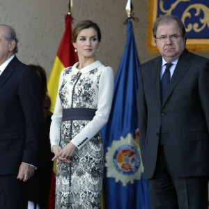 La reine Letizia d'Espagne procédait le 10 novembre 2015 à la remise cérémonielle du drapeau à la Police nationale espagnole, à Avila (centre de l'Espagne).