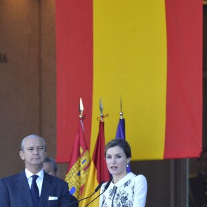 La reine Letizia d'Espagne procédait le 10 novembre 2015 à la remise cérémonielle du drapeau à la Police nationale espagnole, à Avila (centre de l'Espagne).