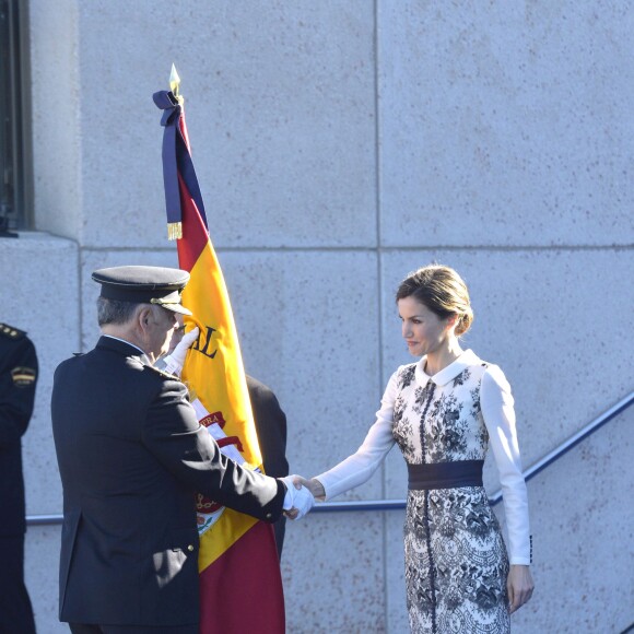 La reine Letizia d'Espagne procédait le 10 novembre 2015 à la remise cérémonielle du drapeau à la Police nationale espagnole, à Avila (centre de l'Espagne).