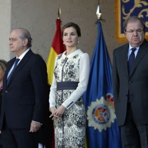 La reine Letizia d'Espagne procédait le 10 novembre 2015 à la remise cérémonielle du drapeau à la Police nationale espagnole, à Avila (centre de l'Espagne).