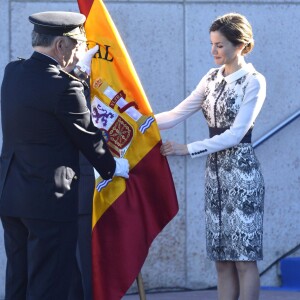 La reine Letizia d'Espagne procédait le 10 novembre 2015 à la remise cérémonielle du drapeau à la Police nationale espagnole, à Avila (centre de l'Espagne).